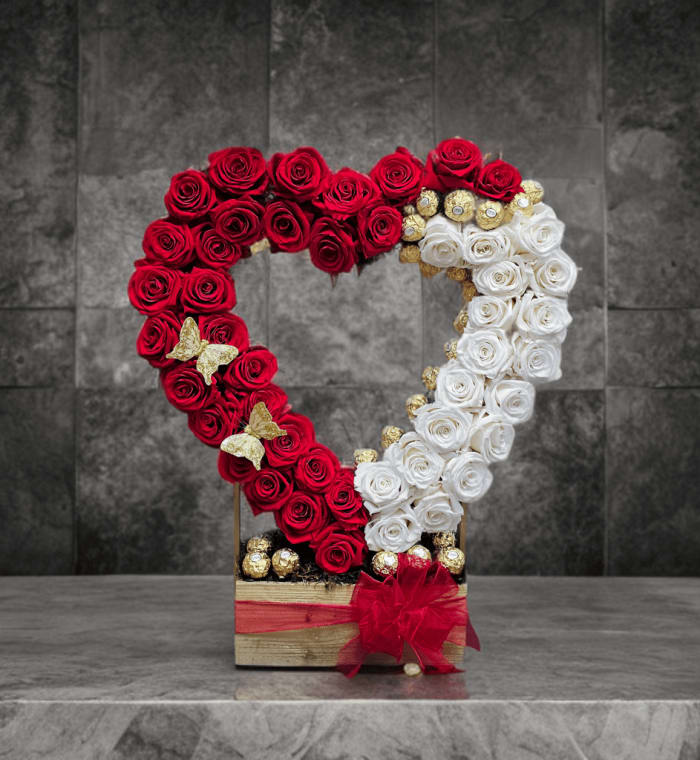 SV-35 Corazon de rosas preservadas y chocolates