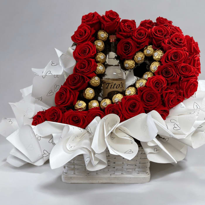 SV-43 Arreglo Rosas Preservadas, chocolates y botella de Tito's vodka