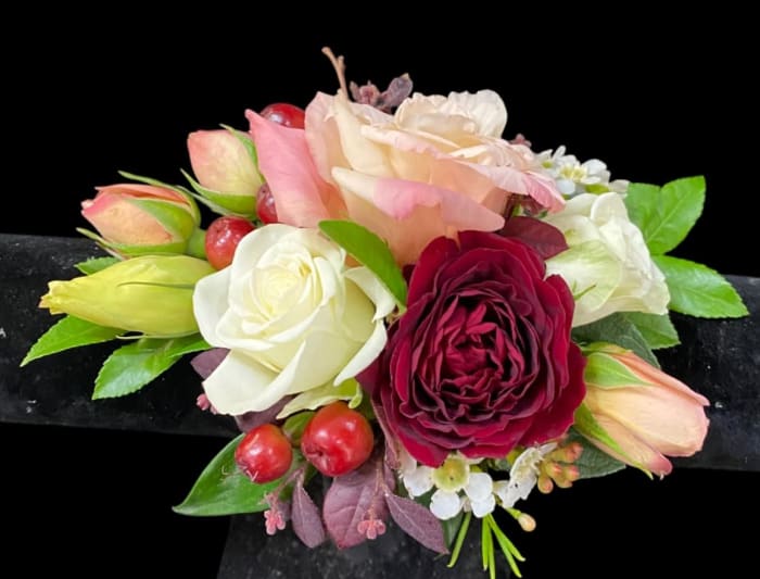 MODERN WRIST CORSAGE