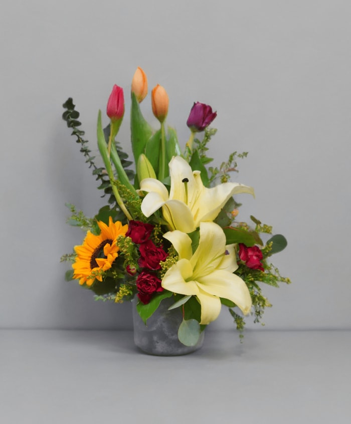 PA-3 Arreglo de girasoles, tulipanes, lirios y spray roses