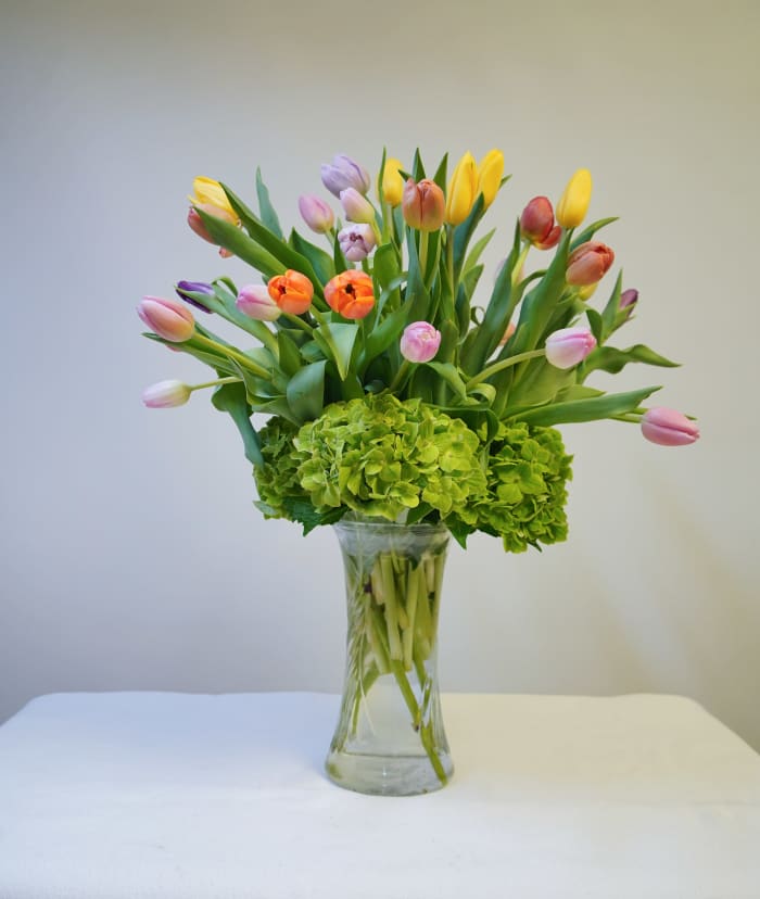 M-29 Arreglo de tulipanes y hortensias
