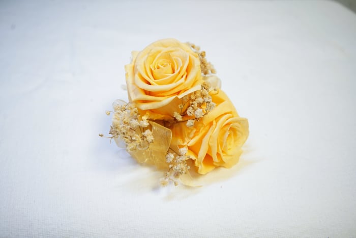 CPR-4 Corsage de rosas y baby breath preservado