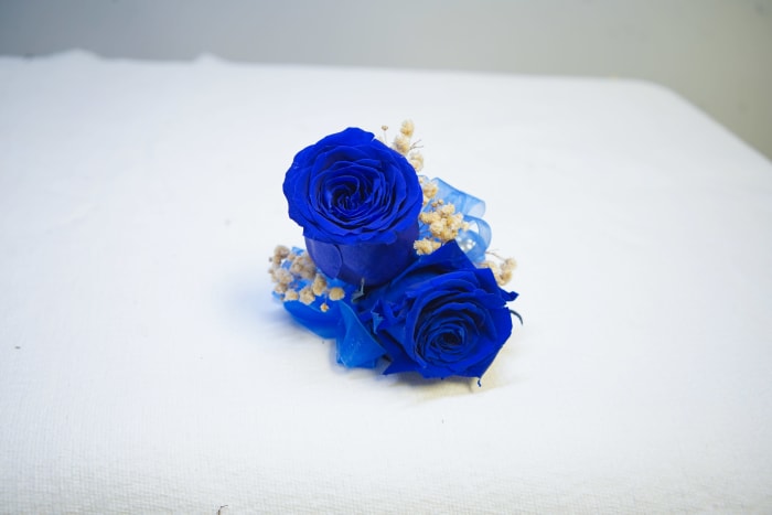 CPR-7 Corsage de rosas y baby breath preservado