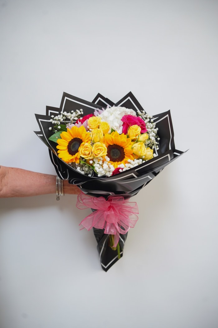 RMG-1 Ramo de graduación de rosas, girasoles, hortensias, pray roses y  baby breath