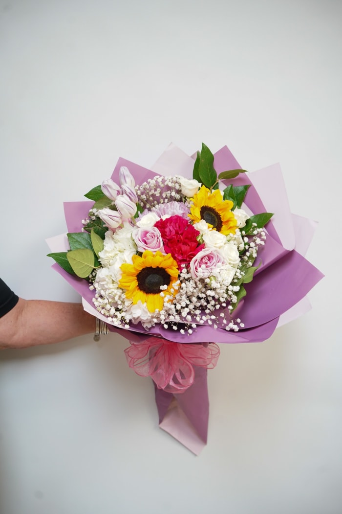 RMG-2 Ramo de graduacion de rosas, tulipanes, claveles, girasoles y baby breath