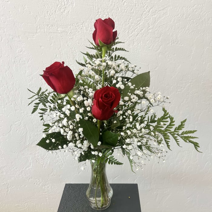 3 roses in vase