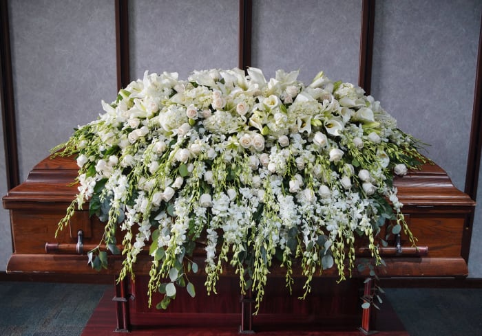 CC-25 Casket cover de rosas, lirios cala, orquídeas y hortensias con cinta impresa