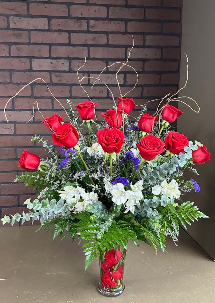 Deluxe Dozen Red Roses