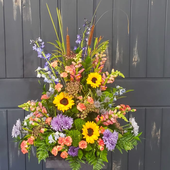 Vibrant Tribute Traditional Arrangement