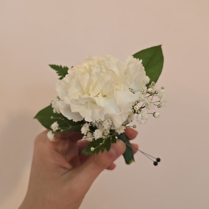 WHITE CARNATION BOUTONNIERE