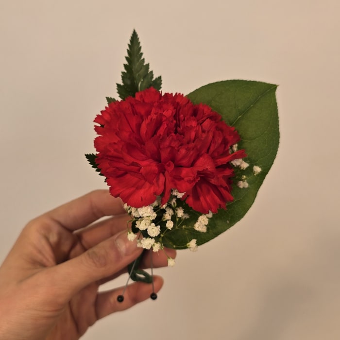 RED CARNATION BOUTONNIERE