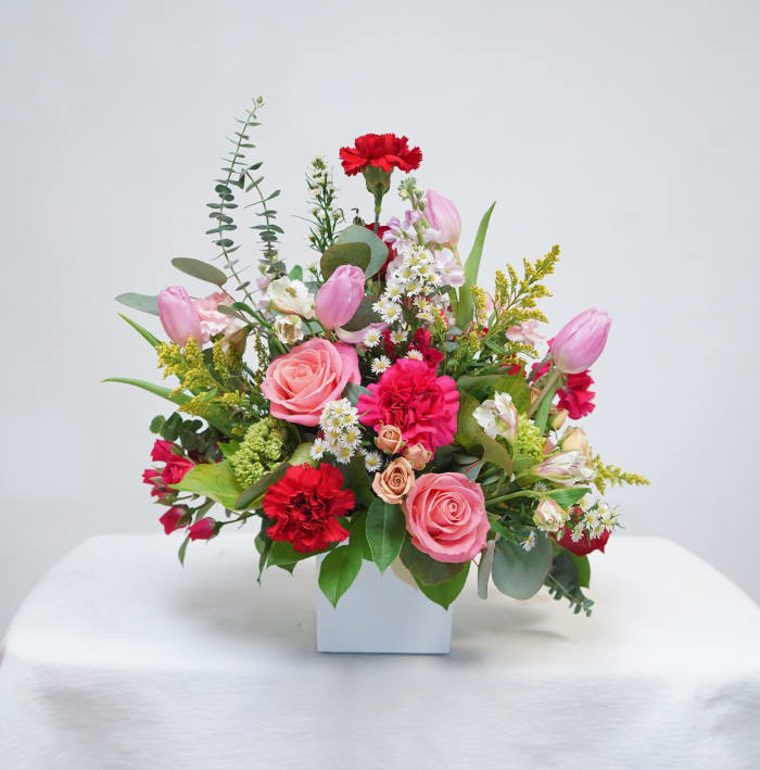 VA-5 Arreglo de rosas, tulipanes, stock, spray roses, alstroemerias, claveles, solidago, montecasino y eucalipto