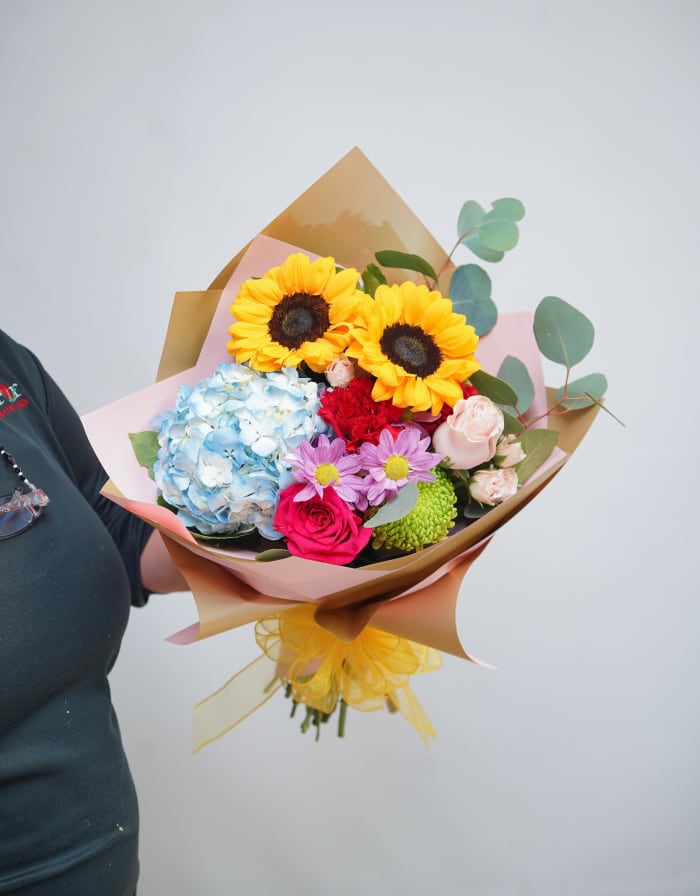 VA-2 Bouquet de girasoles, hortensias, rosas, margaritas y spiders