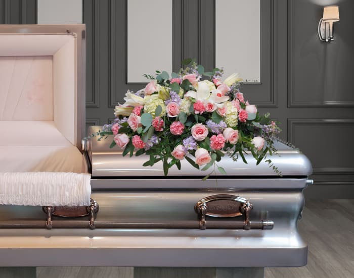 FCC-4 Casket cover de claveles, rosas, lirios, stock y hortensias con cinta impresa
