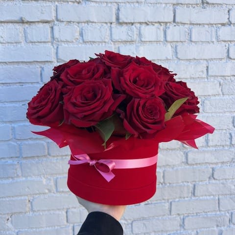 24 Red Rose Velvet Hat Box