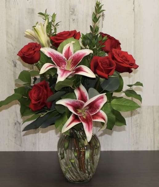 Valentine- 6 Rose Deluxe with Lily
