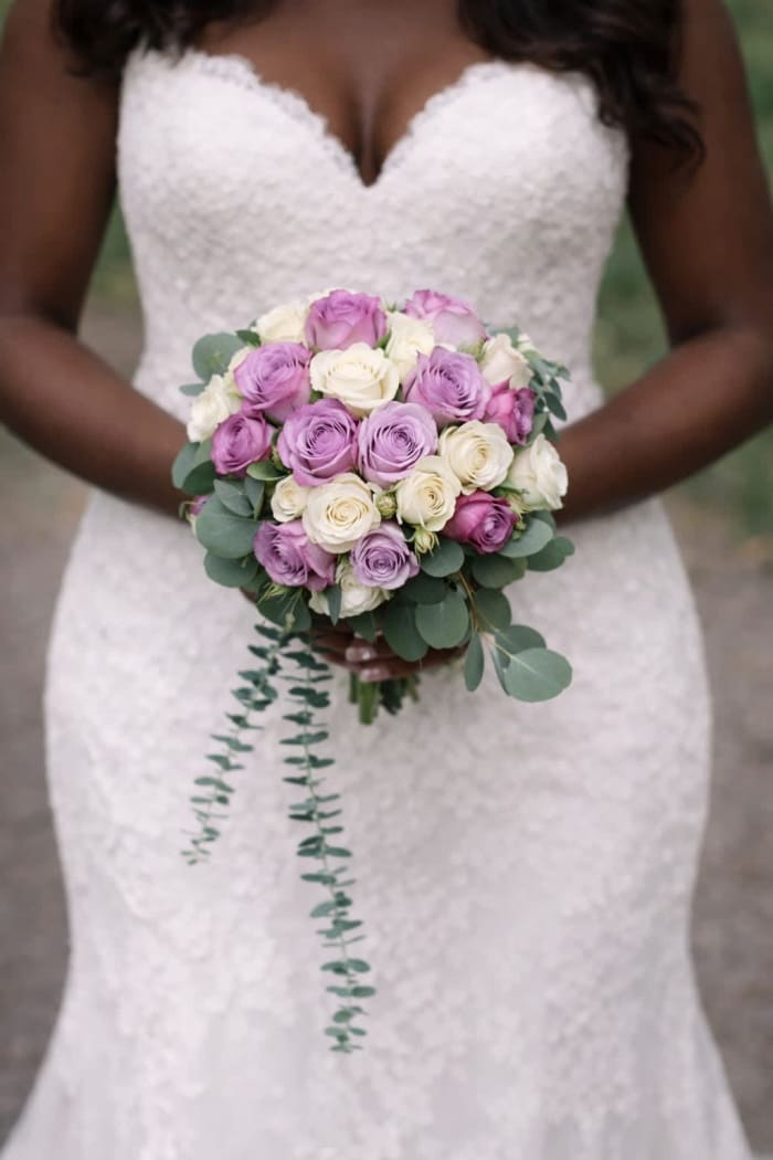 WB-6 Ramo De Novia en rosas, rosas miniaturas, eucalipto silver y eucalipto blue