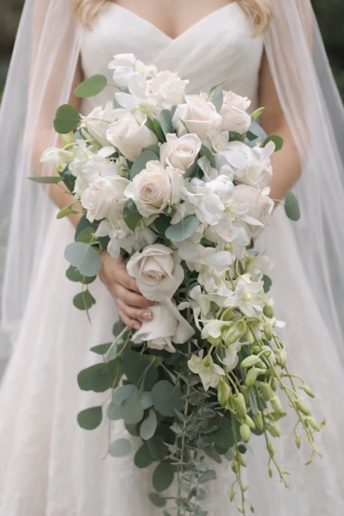 WB-7 Ramo de Novia en rosas, orquideas dendrobium, eucalipto silver y eucalipto blue