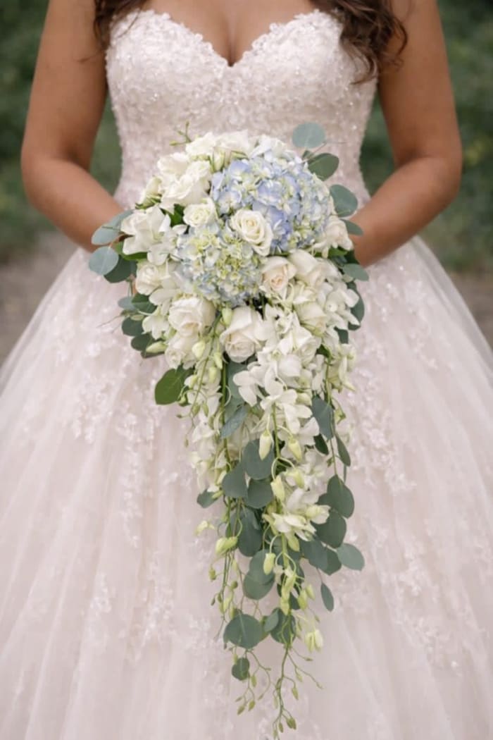 WB-8 Ramo de Novia en rosas, rosas miniaturas, orquideas dendrobium, hortensias y eucalipto silver