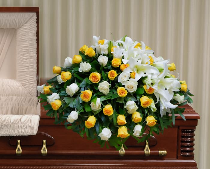 FCC-7 Casket cover de rosas y lirios. Incluye mensaje impreso en cinta.