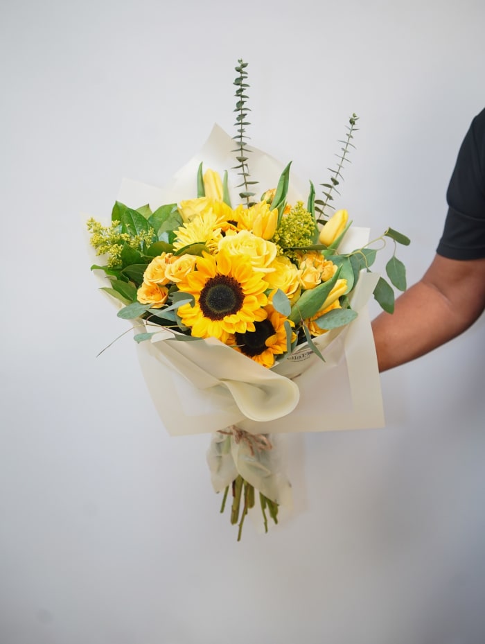 AM-10 Bouquet de girasoles, rosas, margaritas, spray roses, tulipanes, solidago y eucalipto
