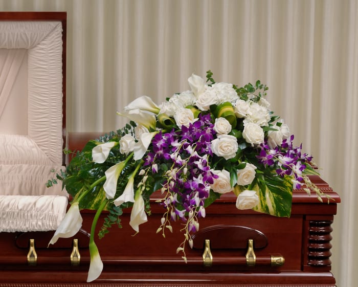 FCC-5 Casket cover de orquideas, rosas, hortensias y lirios cala con cinta impresa
