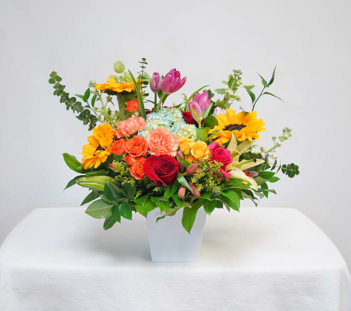 EA-8 Arreglo de girasoles, spray roses, lirios,claveles, tulipanes, rosas y stock