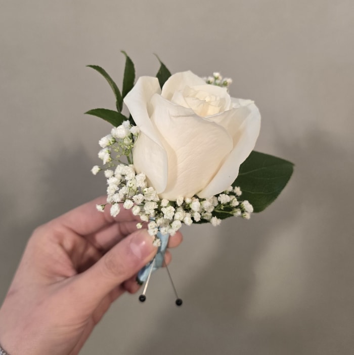WHITE ROSE BOUTONNIERE