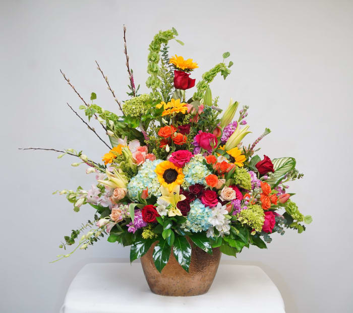 M-25 Arreglo de rosas, orquídeas, stock, girasoles, hortensias, lirios, spray roses y tulipanes