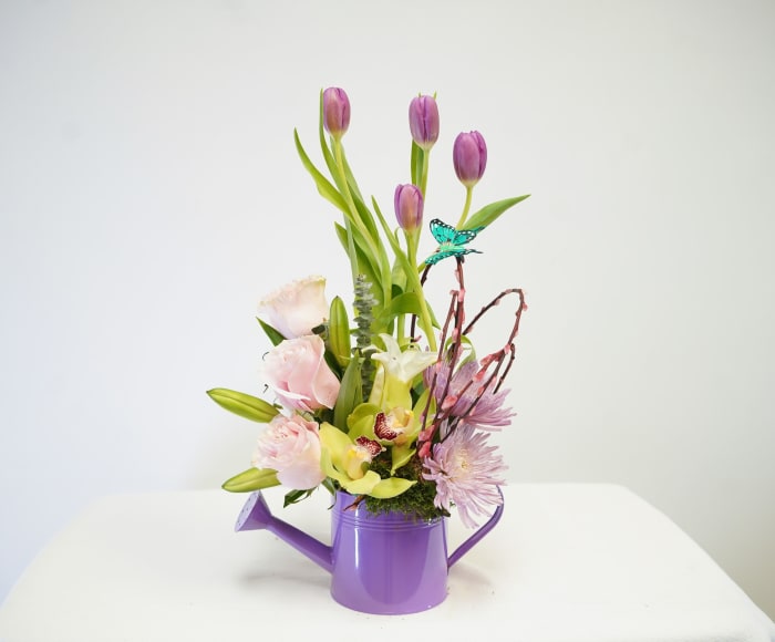 M-17 Arreglo en regadera de rosas, cymbidium, spiders y tulipanes