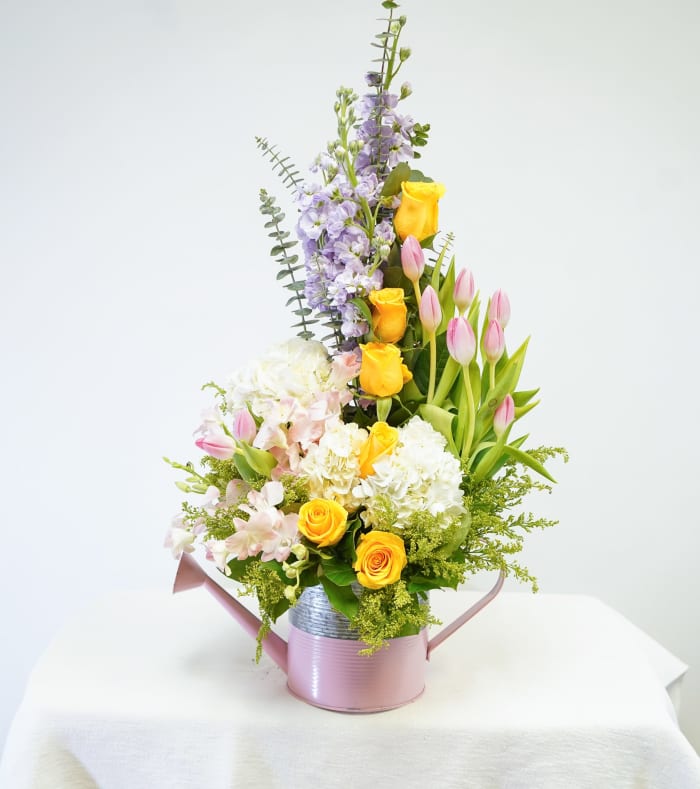 M-13 Arreglo en regadera de rosas, tulipanes, hortensias, orquideas y stock