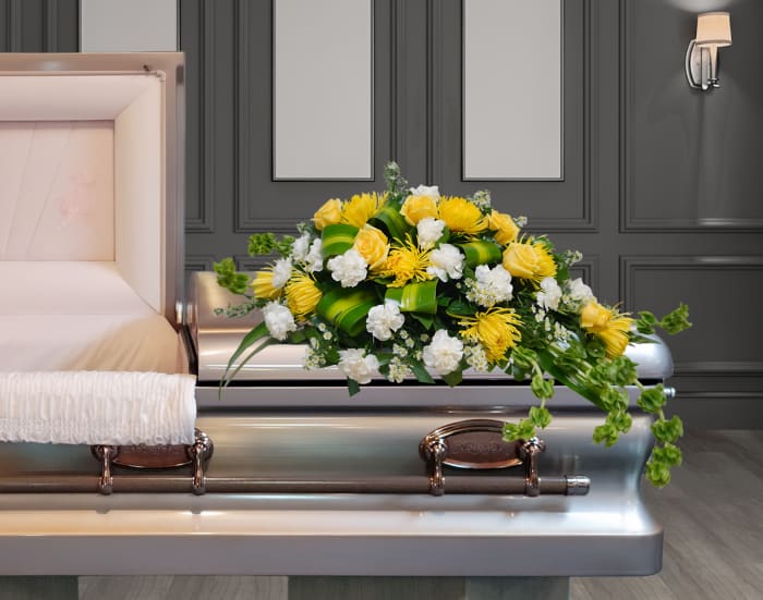 FCC-2 Casket cover de claveles, spiders, rosas y montecasino con cinta impresa