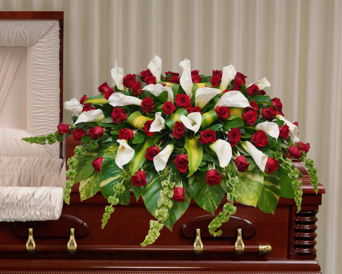 CC-8 Casket cover de rosas y lirios cala con cinta impresa