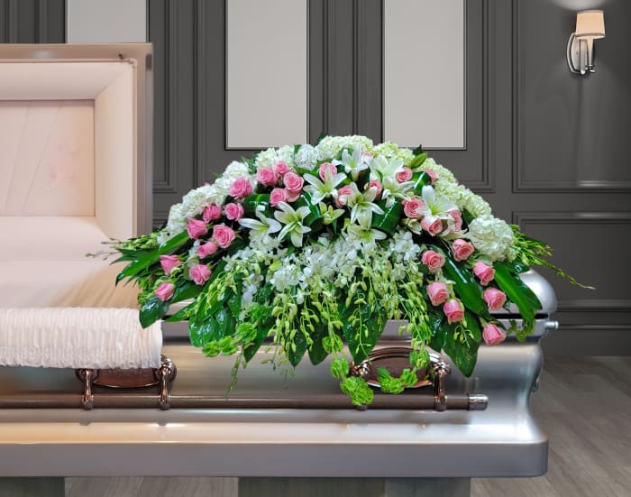 CC-6 Casket cover de rosas, lirios, orquídeas y hortensias con cinta impresa