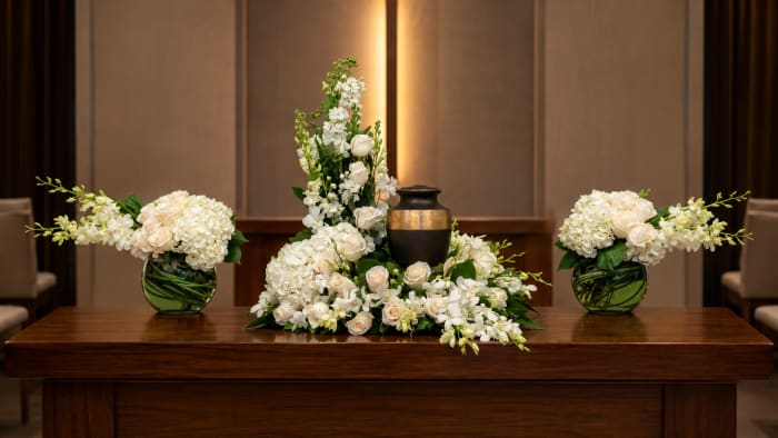 SAU-3 Set de urna de rosas, hortensias y orquídeas