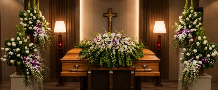 SC-25 Set funeral de rosas y orquídeas con cinta impresa
