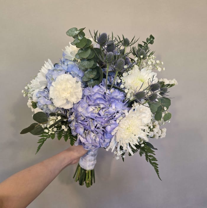 BLUE AND WHITE HAND-TIED BOUQUET