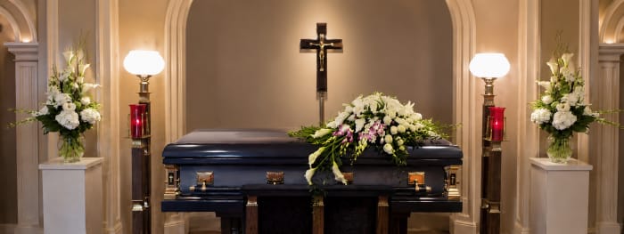 SC-28 Set funeral de rosas, lirios cala, hortensias, orquídeas y lirios, incluye casket cover y arreglos de los lados con cinta impresa