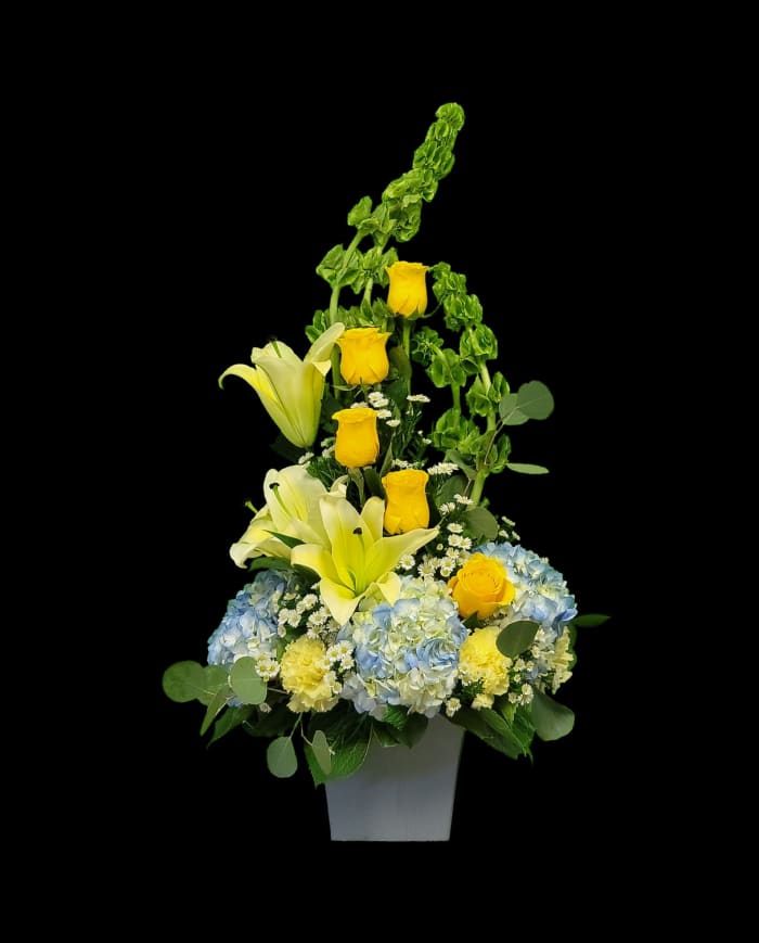 AM-6 Arrego de hortensias, rosas, lirios y campana de Irlanda