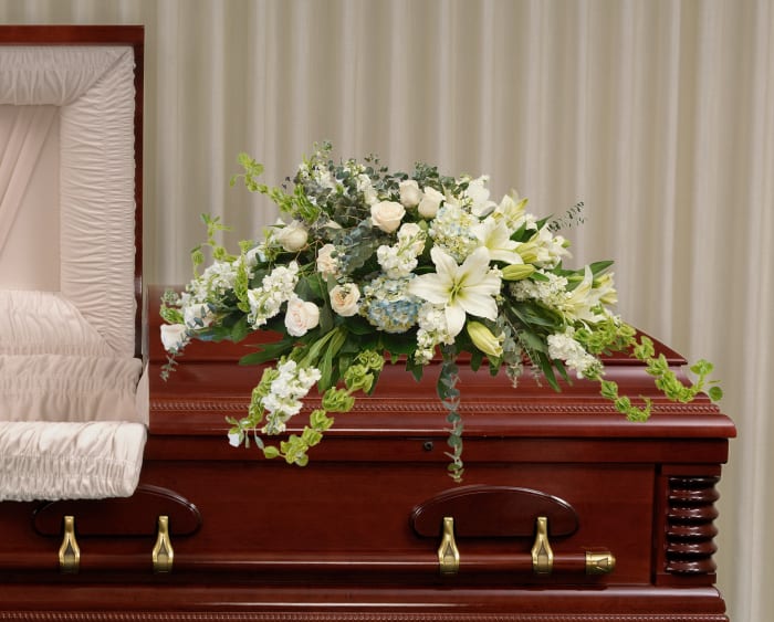 CV-03 Casket cover de rosas, hortensias, stocks, eucalipto, campana de Irlanda y lirios casablanca