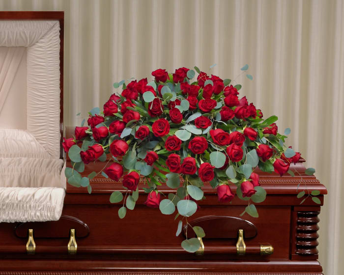 CV-06 Casket cover de rosas y eucalipto