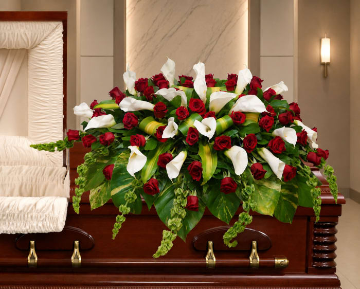 CV-11 Casket cover de rosas, lirios cala y campana de Irlanda