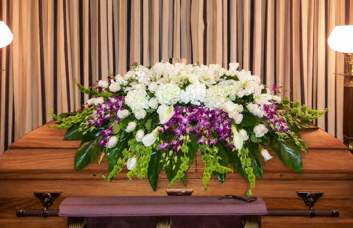 CV-14 Casket cover de rosas, lirios cala, orquídeas dendrobium, hortensias, campana de Irlanda y lirios casablanca