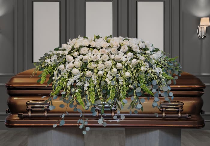 CV-16 Casket cover de rosas, orquídeas dendrobium, lirios, hortensias, eucalipto y campana de Irlanda