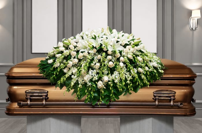 CV-15 Casket cover de rosas, orquídeas dendrobium y lirios casablanca