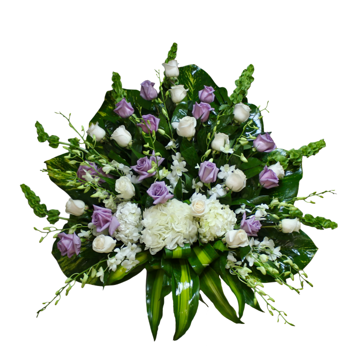 CN-12 Canasta funeral de rosas, orquídeas, hortensias y campana de Irlanda