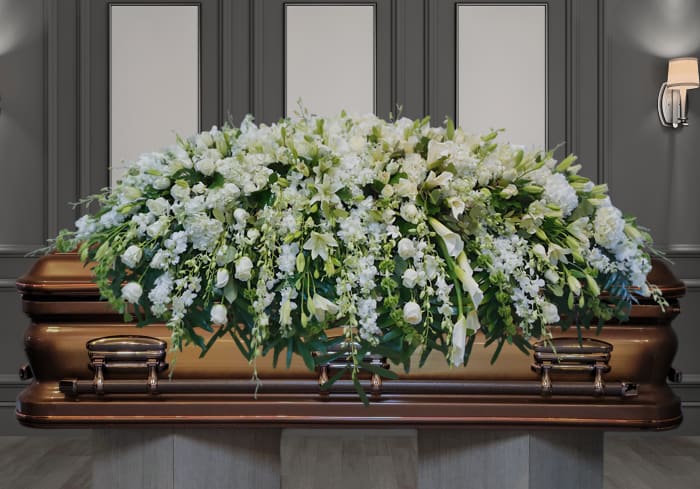 CV-17 Casket cover de rosas, lirios cala, orquídeas dendrobium, hortensias, stocks, campana de Irlanda y lirios casablanca