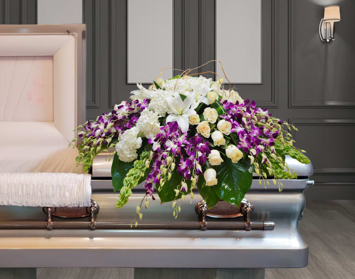 CV-10 Casket cover de rosas, orquídeas violetas, hortensias, lirios casablanca y campana de Irlanda