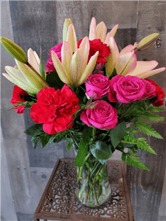 The Pinkerton Bqt spray rose & lily 