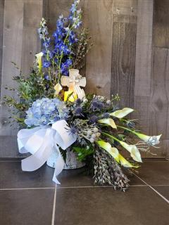 Guiding Light Sympathy Bqt W/LED candle cross praying hand keepsake